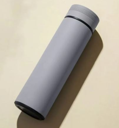 Flache isolierte Wasserflasche mit Temperaturanzeige – langlebige Qualität für die Schweiz