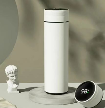 Flache Wasserflasche mit digitalem Temperatur-Display – platzsparend im Rucksack verstaubar