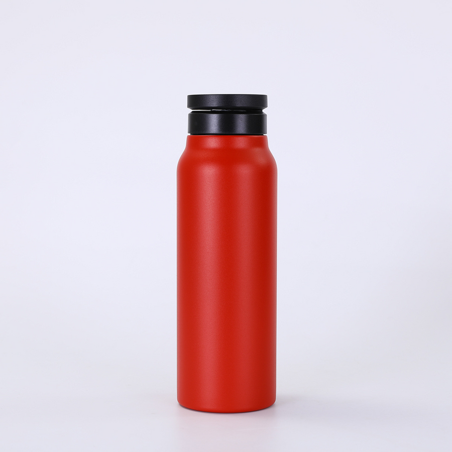 Bottiglia d'acqua magnetica in uso – elegante accessorio per pendolari e appassionati di outdoor