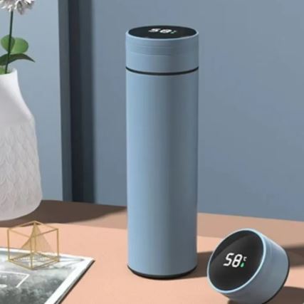 Isolierte Wasserflasche mit Deckel geöffnet – auslaufsicher und BPA-frei für unterwegs