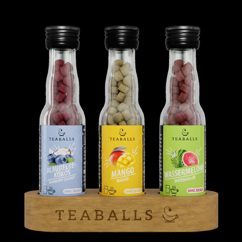 TEABALLS 3er Set Urlaubs-Trio mit Holzaufsteller — Mango, Blaubeere-Kokos & Wassermelone stilvoll präsentiert