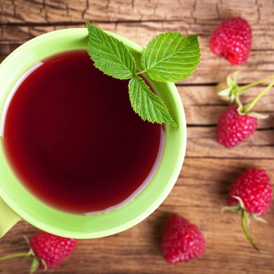 TEABALLS Tè freddo al lampone — tè e acqua aromatizzata senza zucchero — vista dettagliata. Caldo e freddo, senza residui, senza zucchero.
