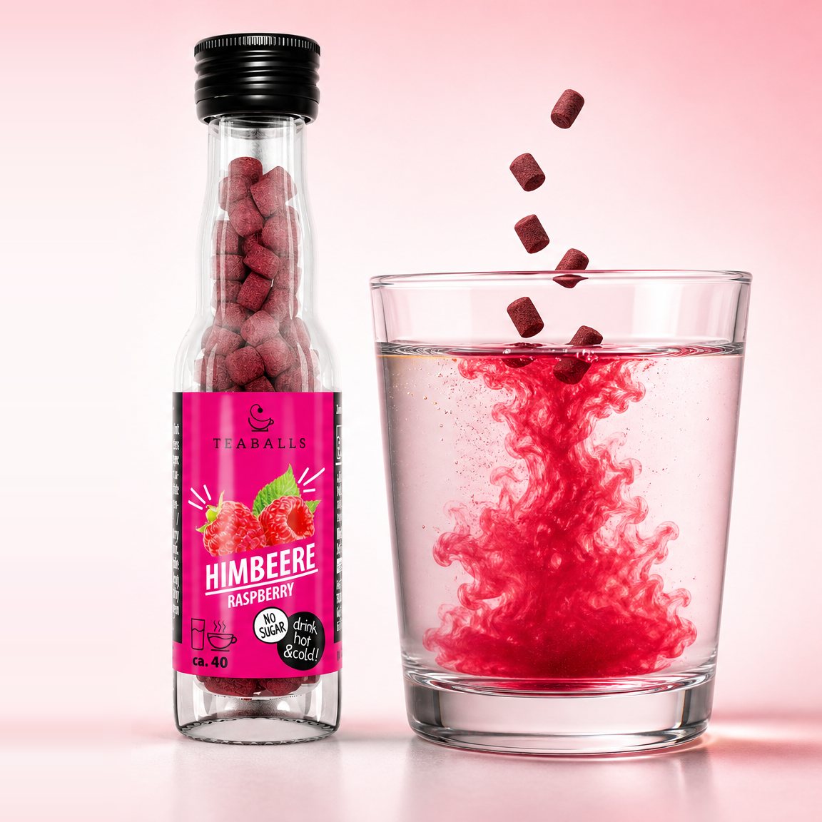 Himbeere-Flasche neben einem Glas, in das Presslinge fallen